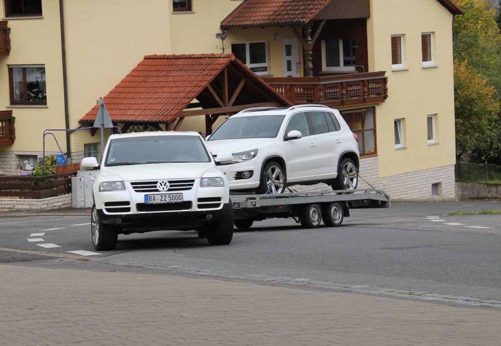 VW Touareg mit Autoabschlepphänger